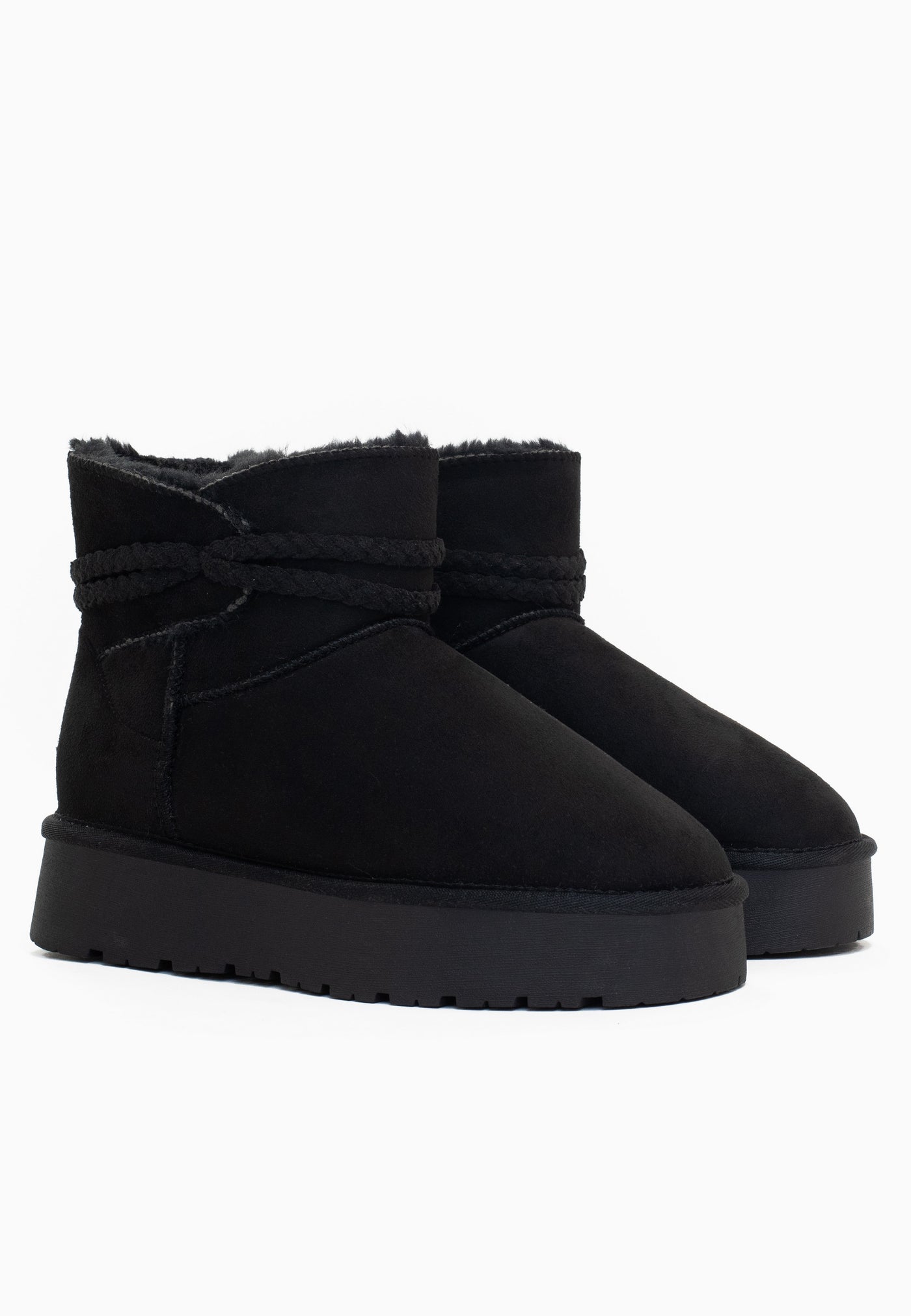 Les deux bottines fourrées Mergie noires de profil, lien tressé ton sur ton au col