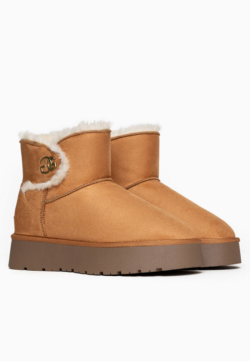 Vue sur les deux bottines fourrées Mebrela camel de profil, médaillon doré sur la patte du col