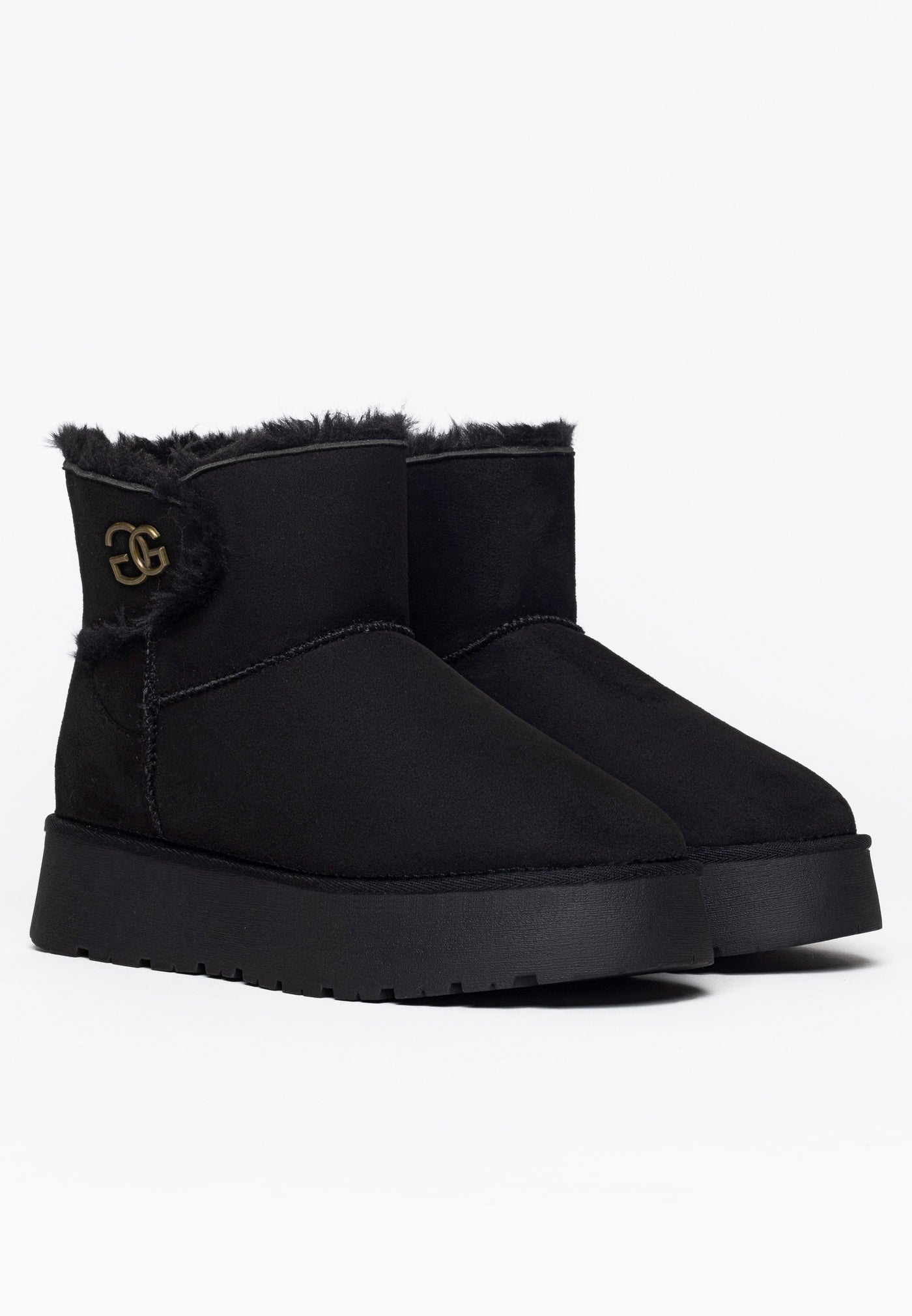 Deux bottines fourrées Mebrela noires de profil, médaillon doré posé sur le col