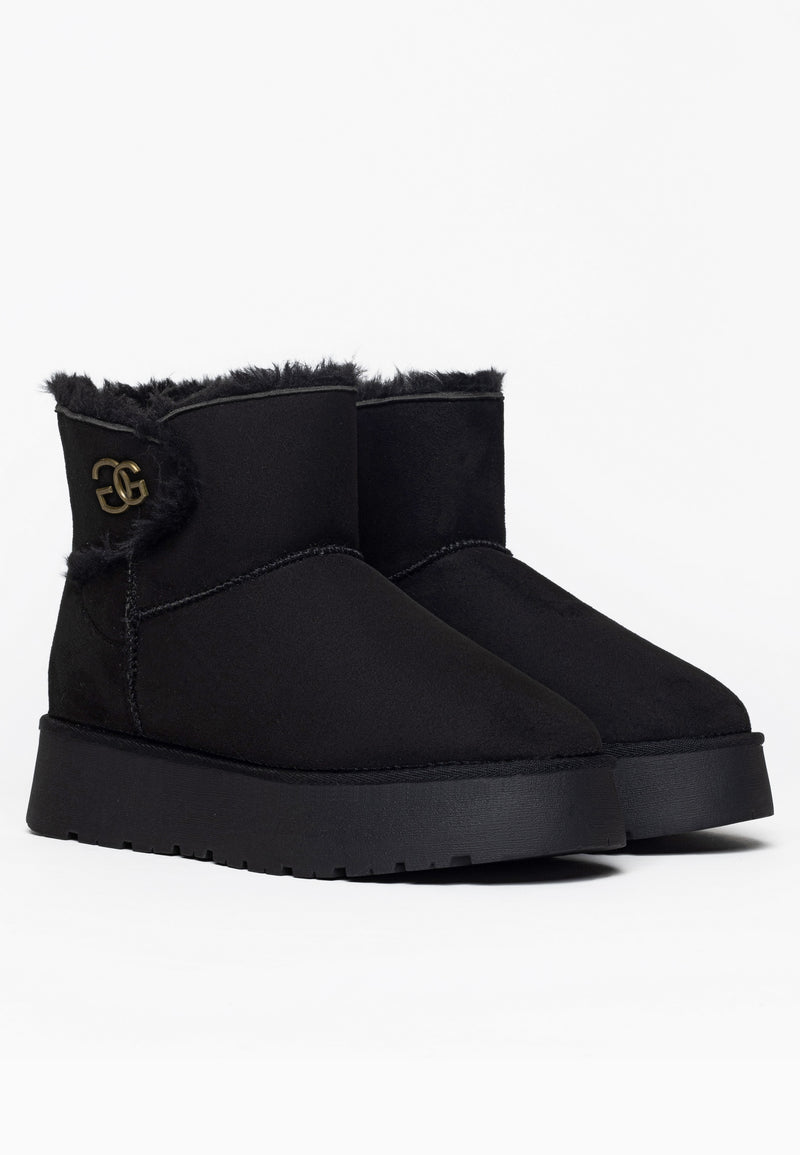 Deux bottines fourrées Mebrela noires de profil, médaillon doré posé sur le col