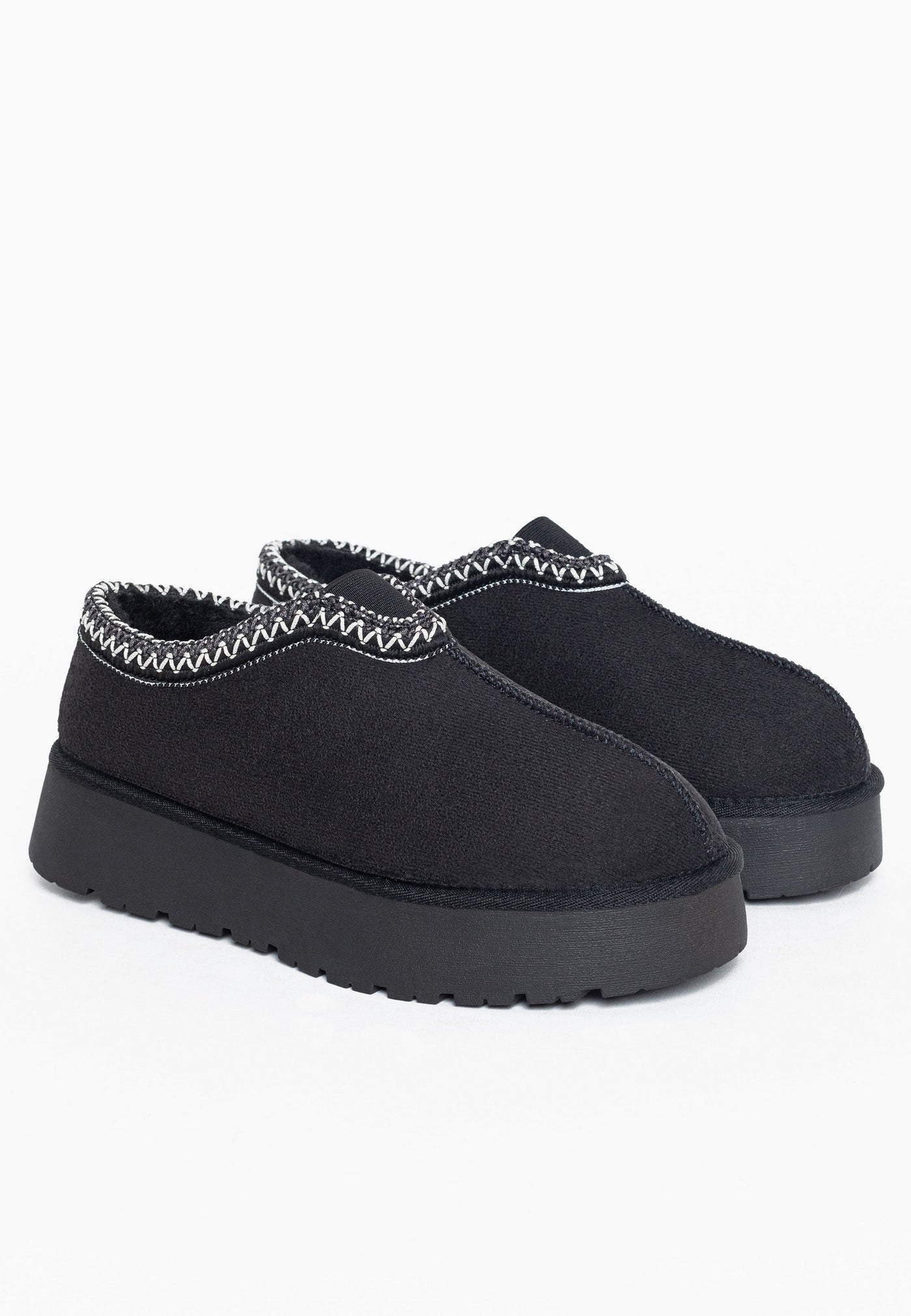 Bottines fourrées Ben noires en paire de trois-quarts, zigzags blancs brodés au col