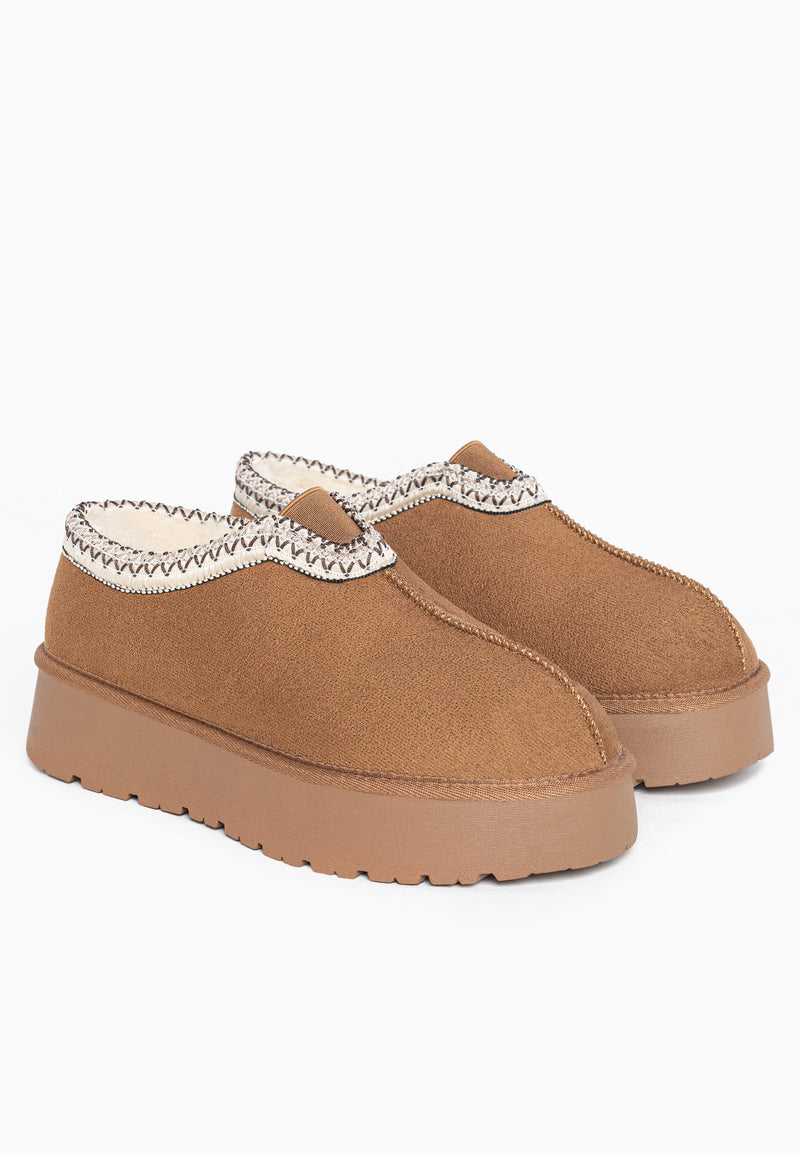 Bottines fourrées Ben camel en paire de trois-quarts, cols brodés de zigzags écrus