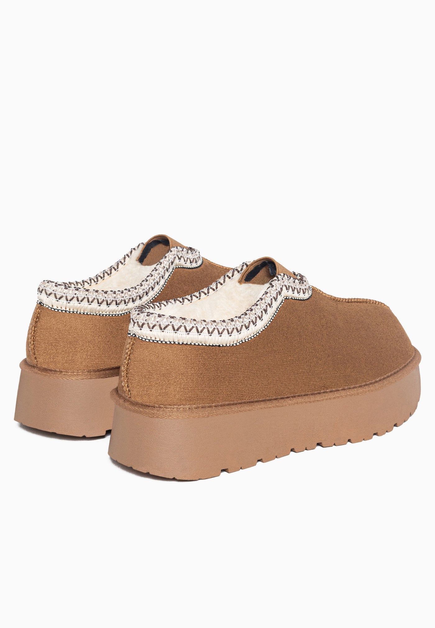 Bottines fourrées Ben camel de dos, le galon brodé fait le tour de l’ouverture
