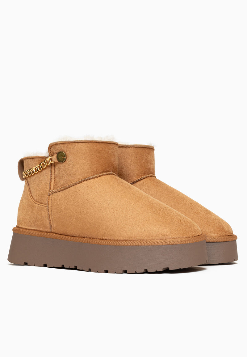Deux bottines fourrées Ekhlas camel de trois-quarts arrière, chaîne dorée sur le col