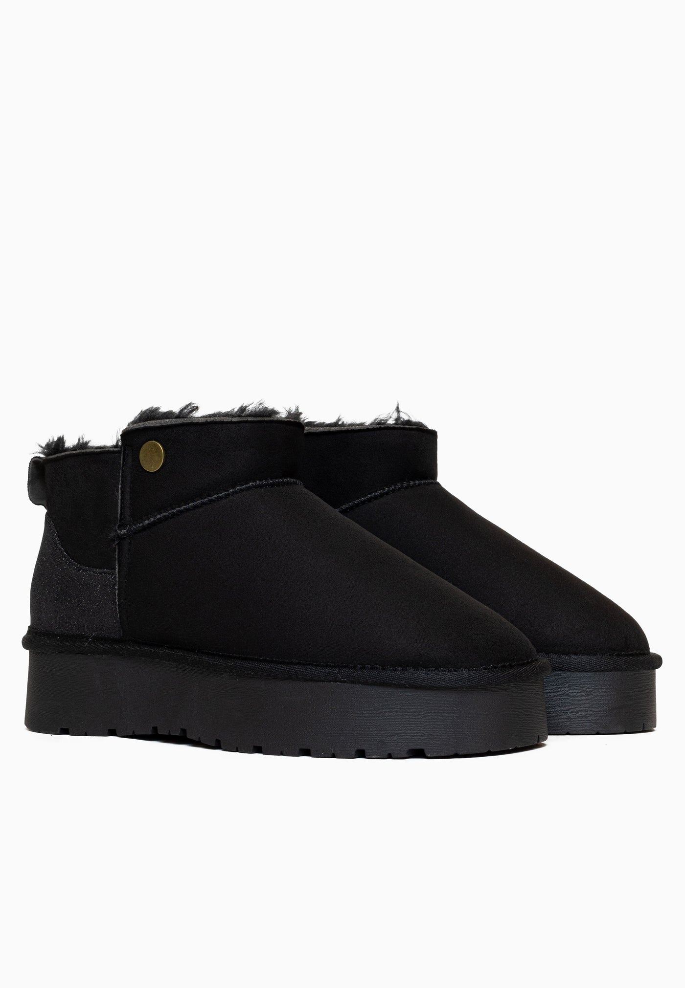 Deux bottines à plateforme fourrées Edeh noires vues de trois-quarts sur plateforme crantée