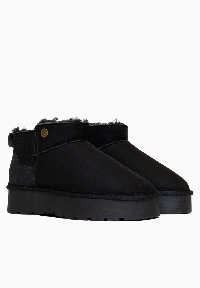 Deux bottines à plateforme fourrées Edeh noires vues de trois-quarts sur plateforme crantée