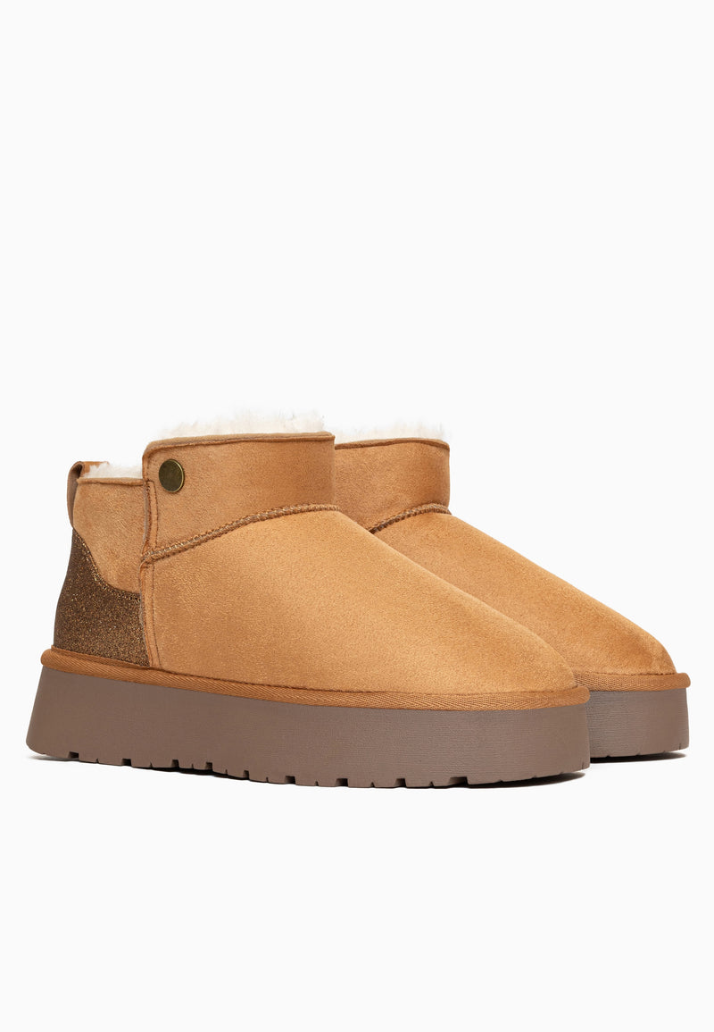 Paire de bottines à plateforme fourrées Edeh camel de trois-quarts sur leur plateforme taupe