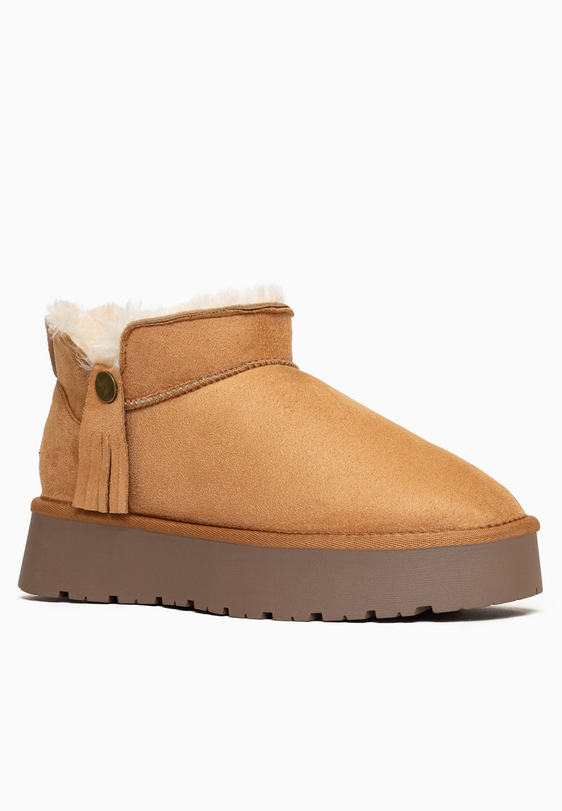 Bottine fourrée Elonie camel vue de profil, bouton laiton et col crème qui déborde