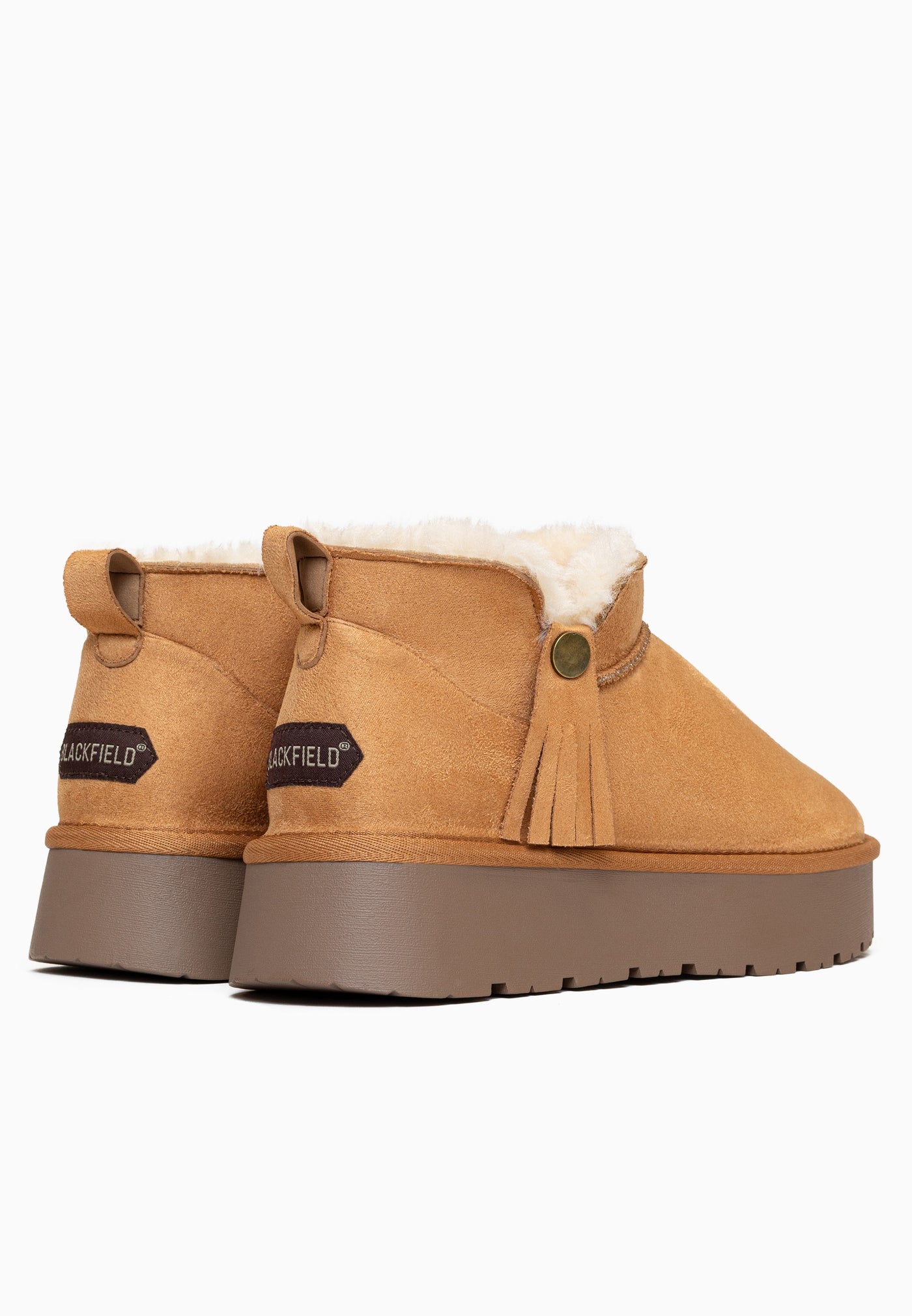 Paire de bottines fourrées Elonie camel vue de dos, étiquettes Blackfield noires au talon