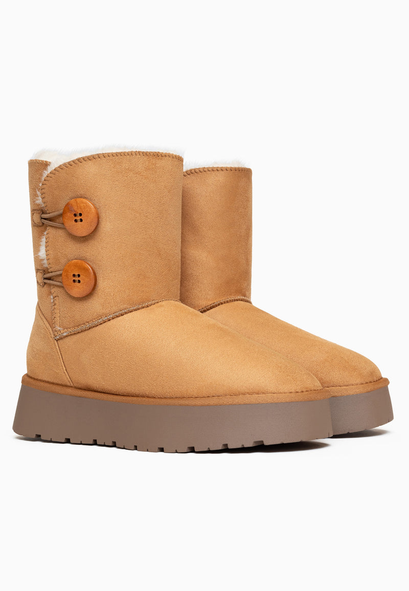 Les bottines fourrées Lola camel côte à côte, de trois-quarts, deux boutons de bois