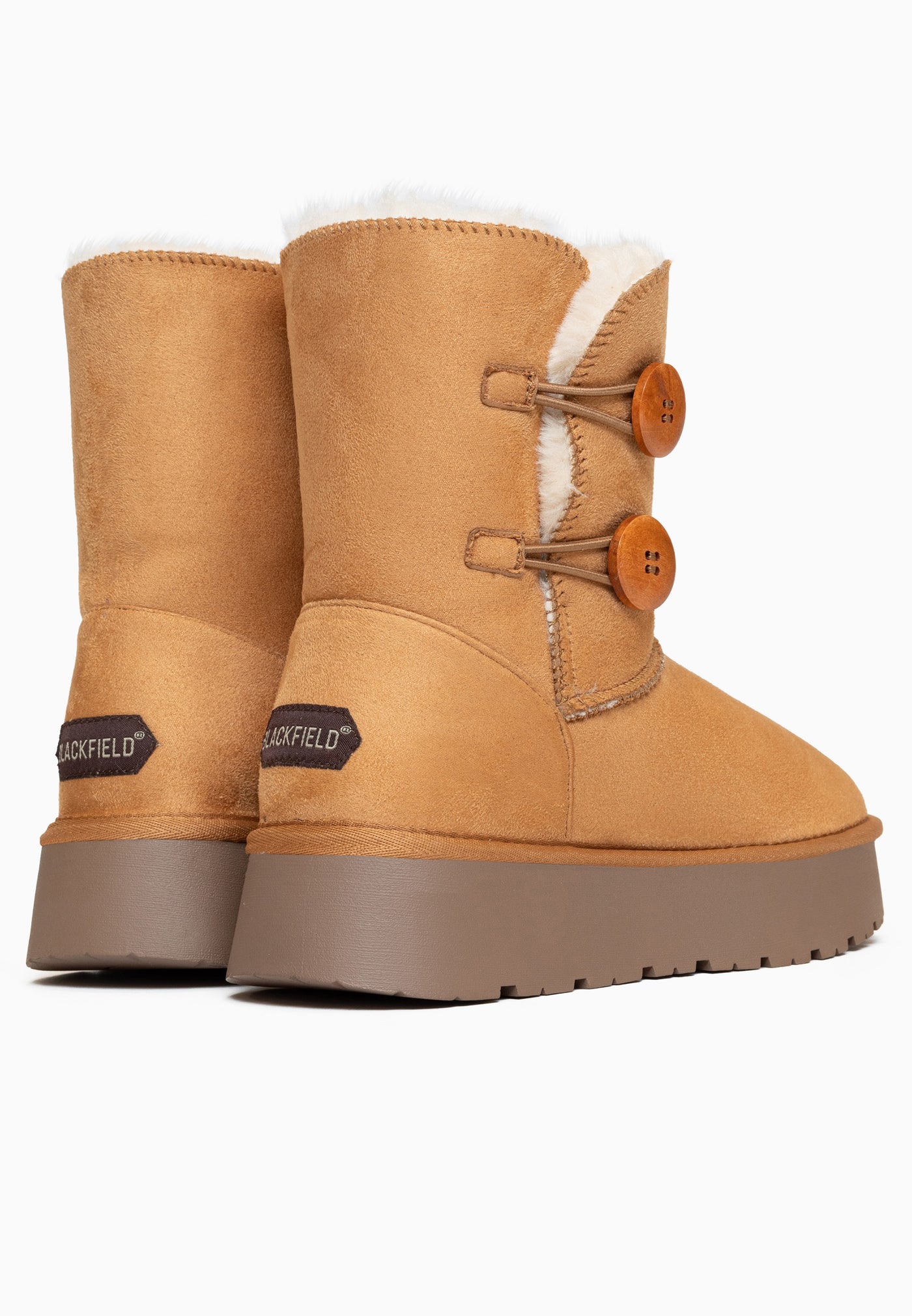 Paire de bottines fourrées Lola camel de dos, boutons visibles et talons étiquetés