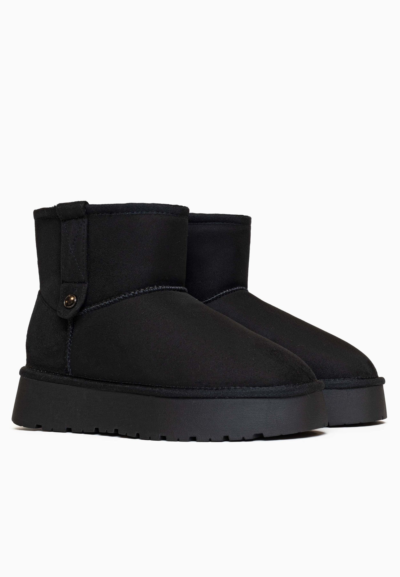 Deux bottines fourrées Missie noires vues de trois-quarts, patte à pression laiton