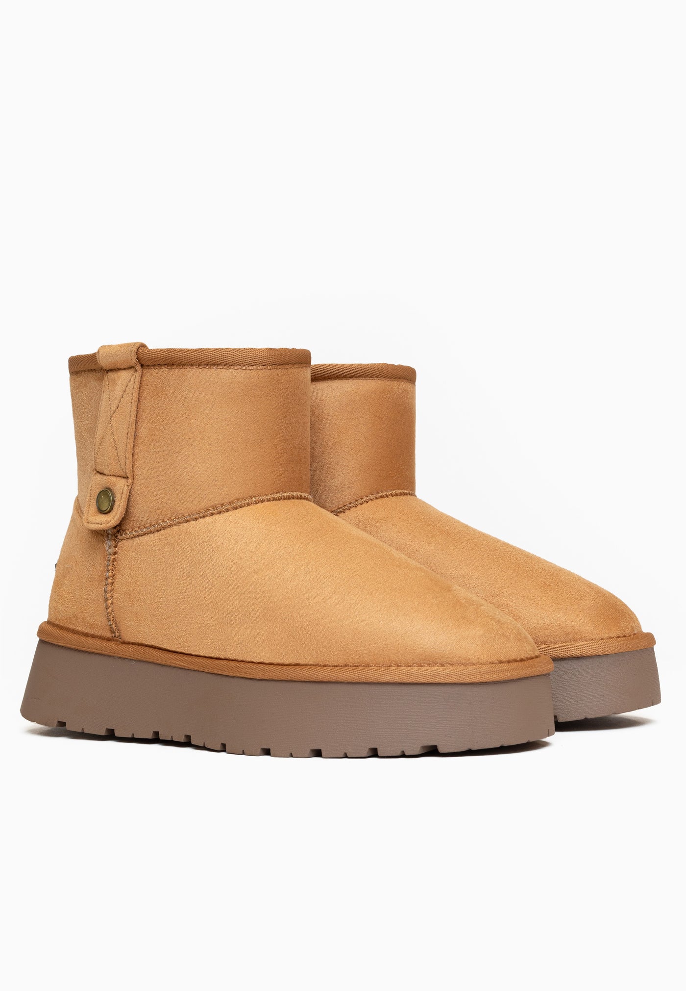 Paire de bottines fourrées Missie camel de trois-quarts, patte à bouton pression