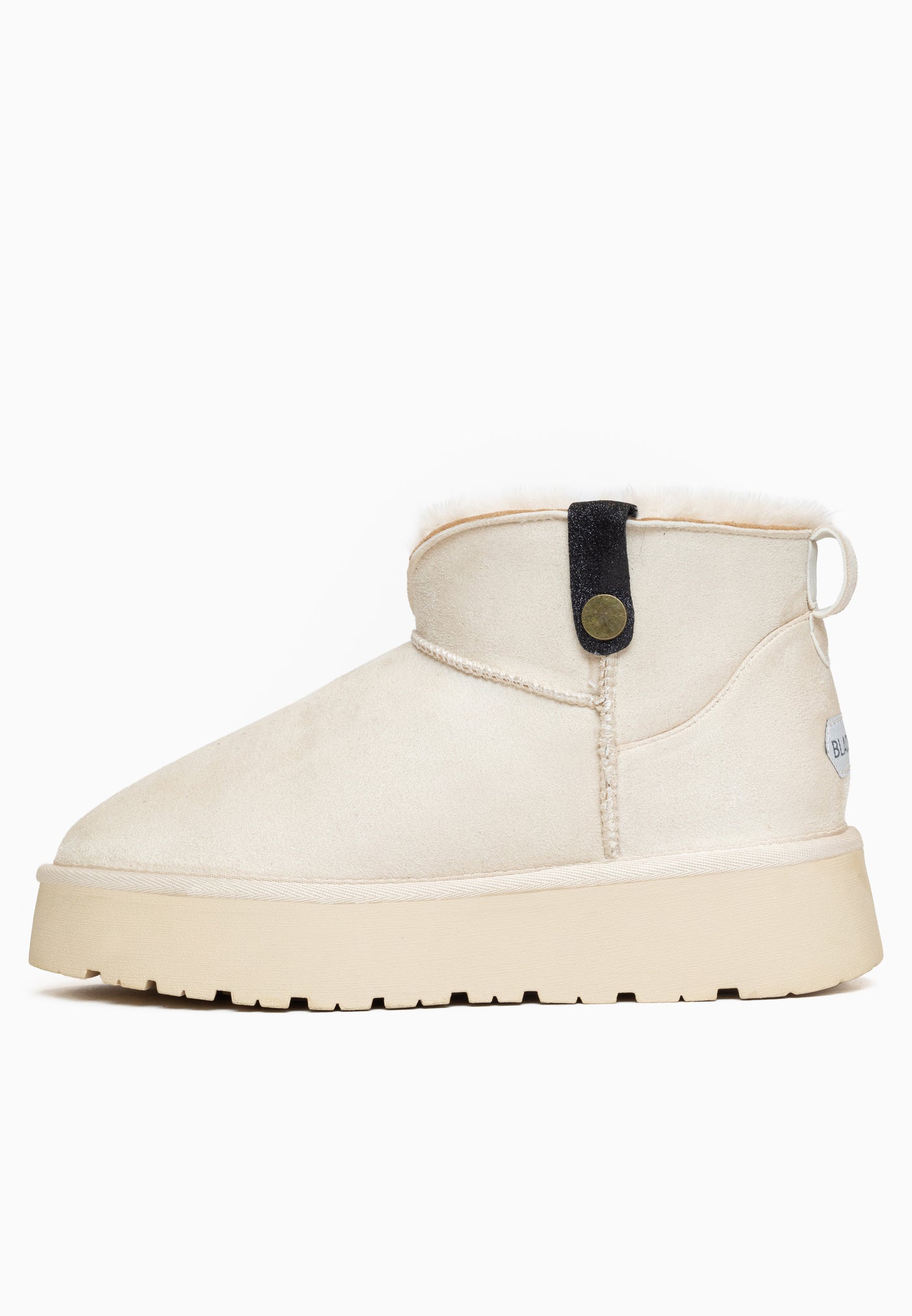 Bottine fourrée Efza blanc cassé de trois-quarts, bouton laiton et boucle tirette arrière