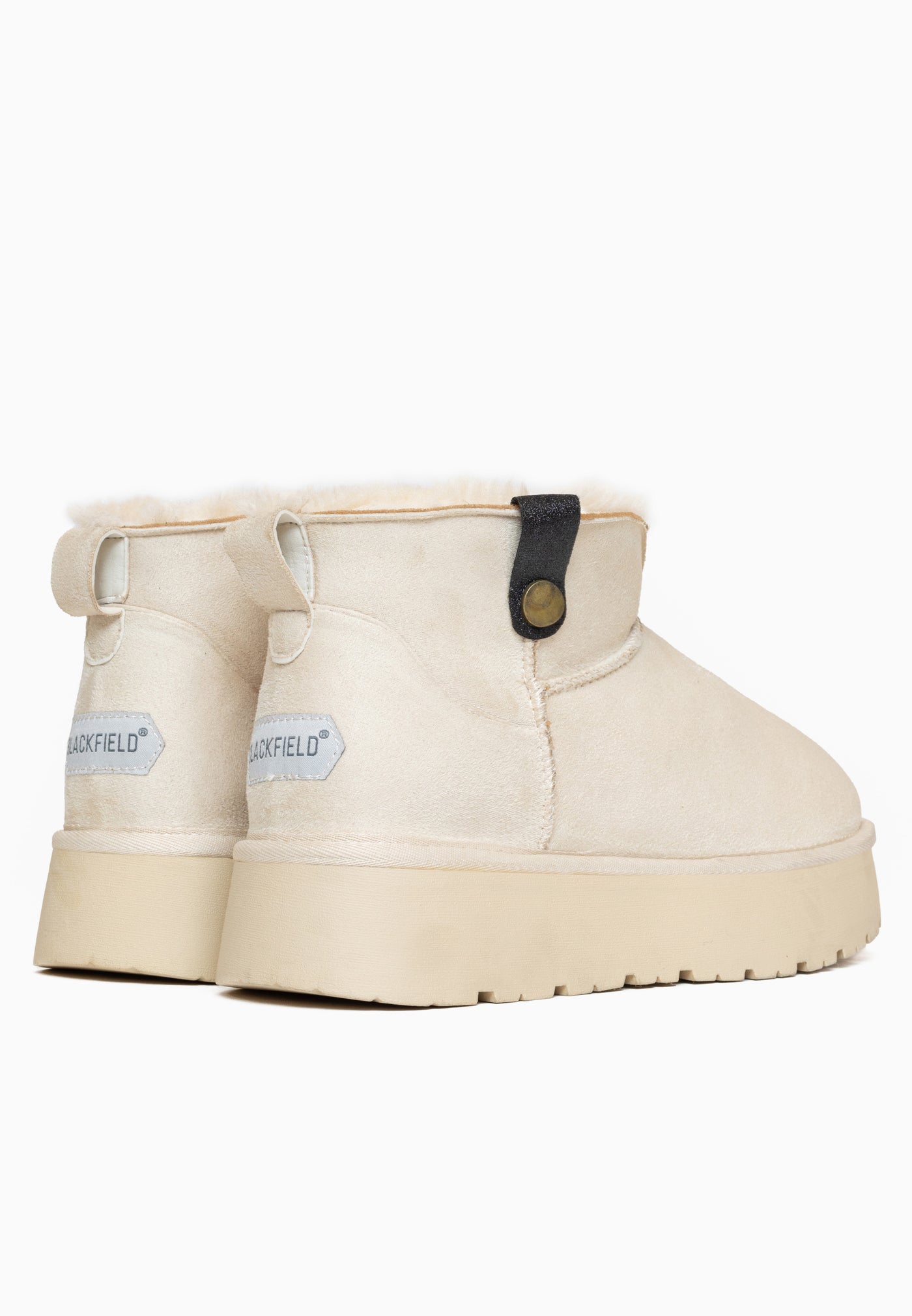 Paire de bottines fourrées Efza blanc cassé vue de dos, étiquettes Blackfield aux talons