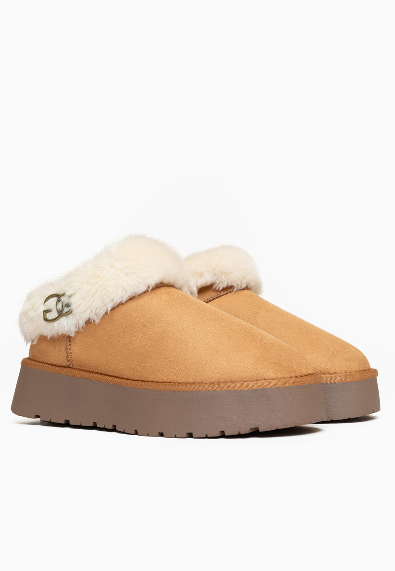 Sabot fourré Ensha camel de trois-quarts, col roulé crème et anneaux dorés sur le côté