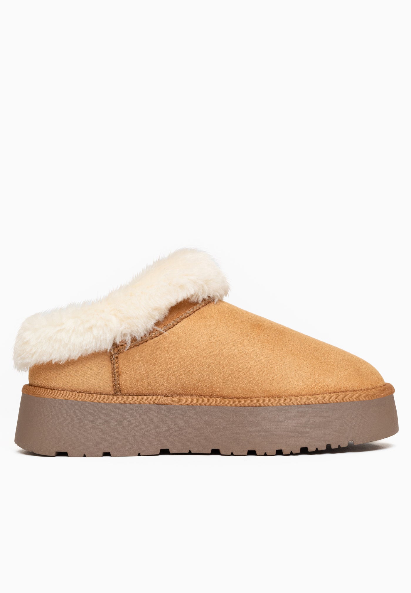 Sabot fourré Ensha camel de trois-quarts arrière, talon ouvert sur la plateforme taupe
