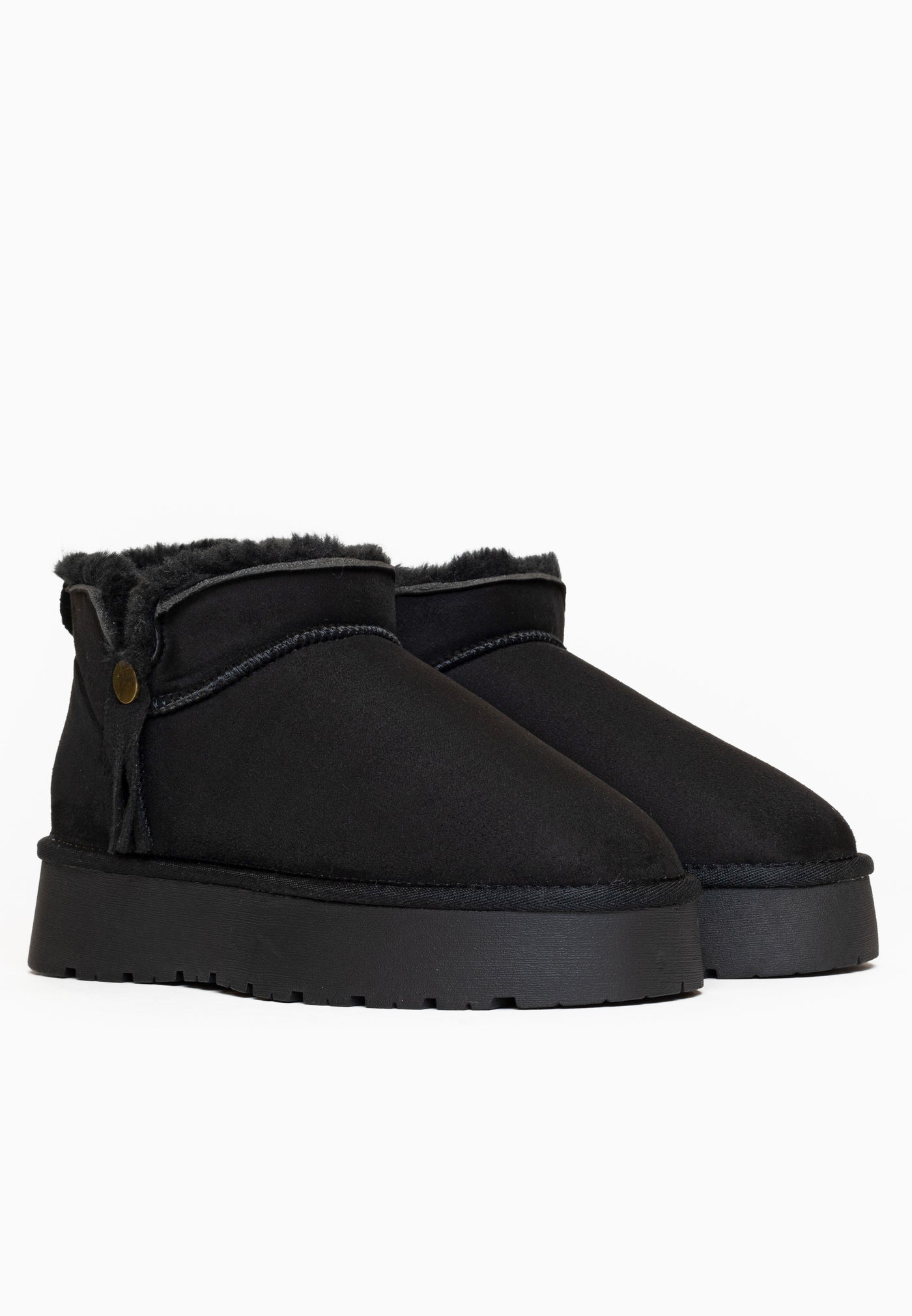 Bottines fourrées Elonie noires vues de trois-quarts arrière, bouton laiton sur le col