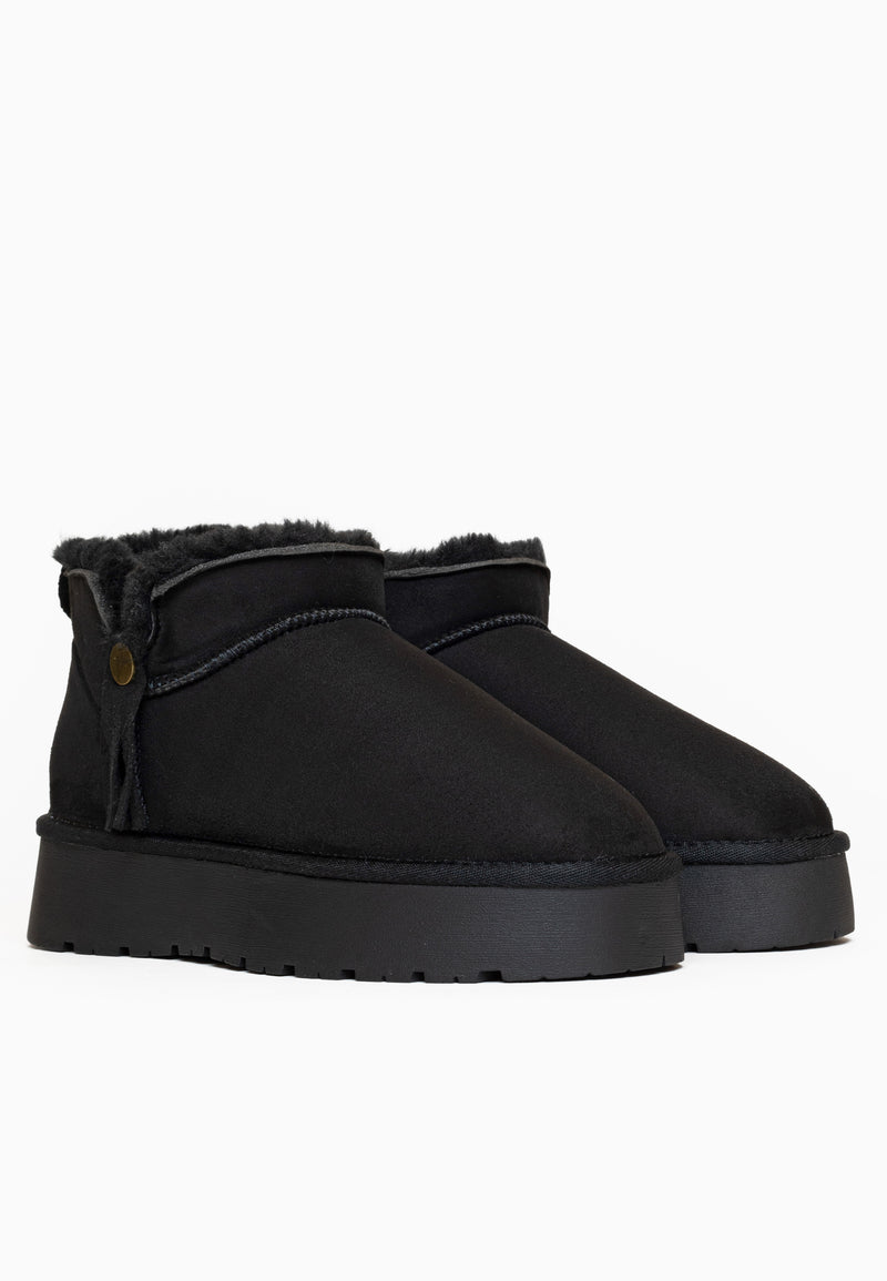 Bottines fourrées Elonie noires vues de trois-quarts arrière, bouton laiton sur le col