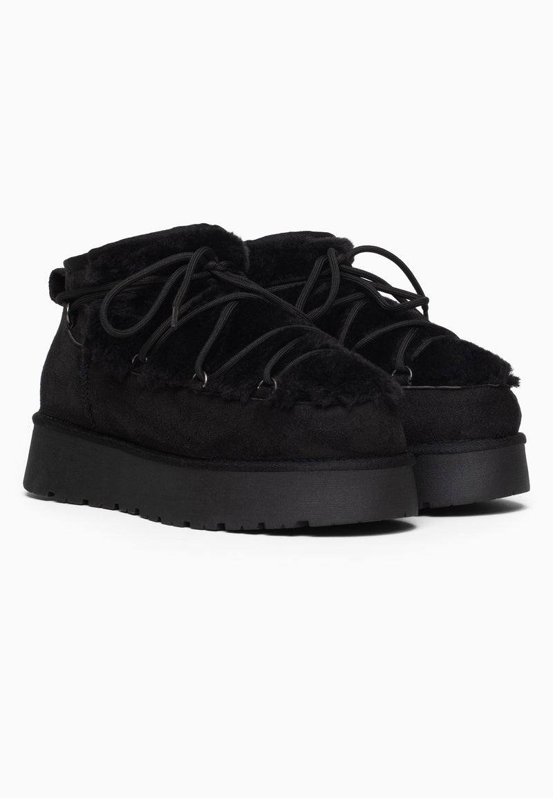 Paire de bottines fourrées Balma noires de trois-quarts, bande de poil au cou-de-pied