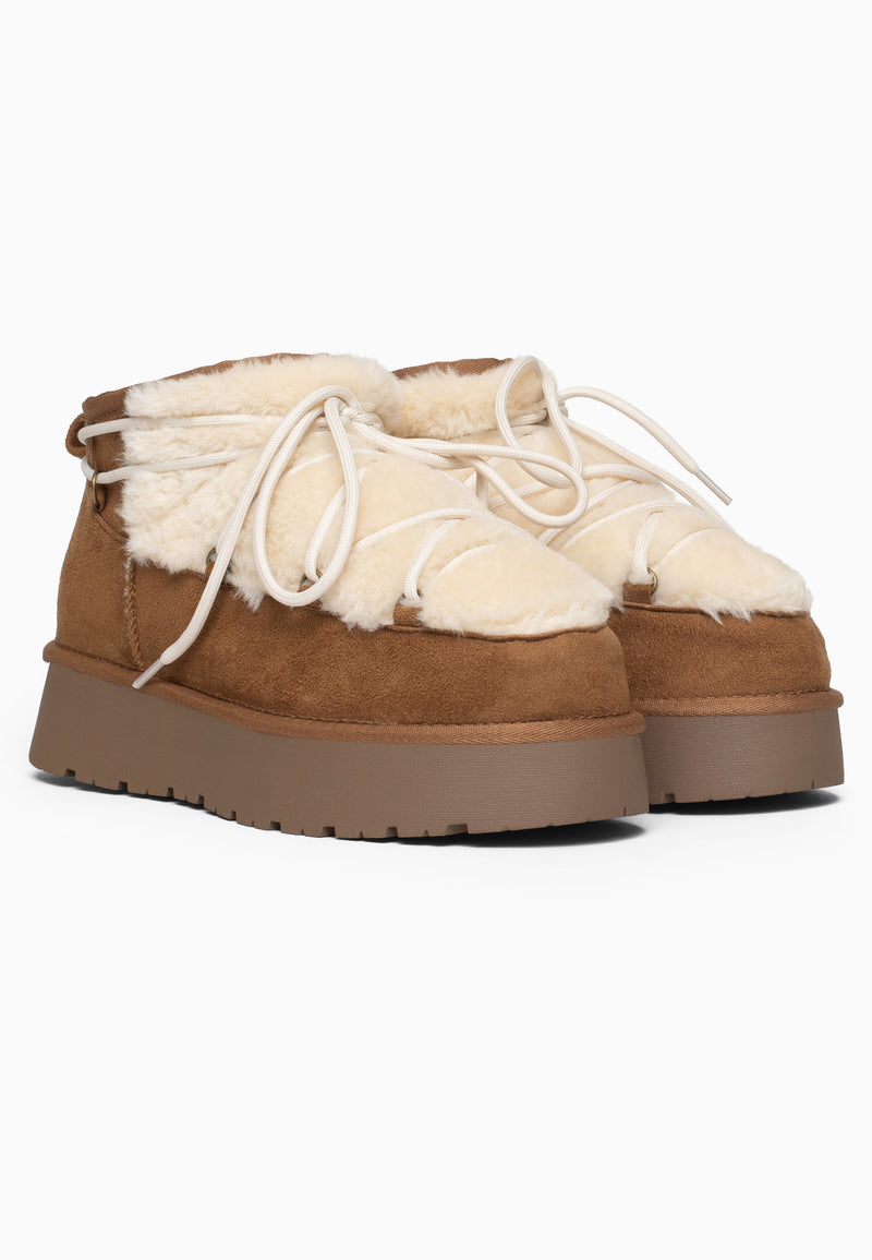 Les bottines fourrées Balma camel en paire, vue de trois-quarts, bande crème au cou-de-pied