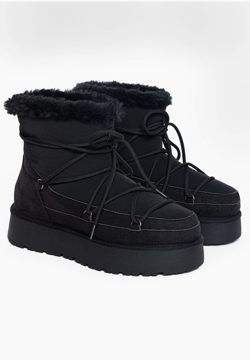 Paire de bottines fourrées Baikal noires de trois-quarts, laçage noir en croisillons