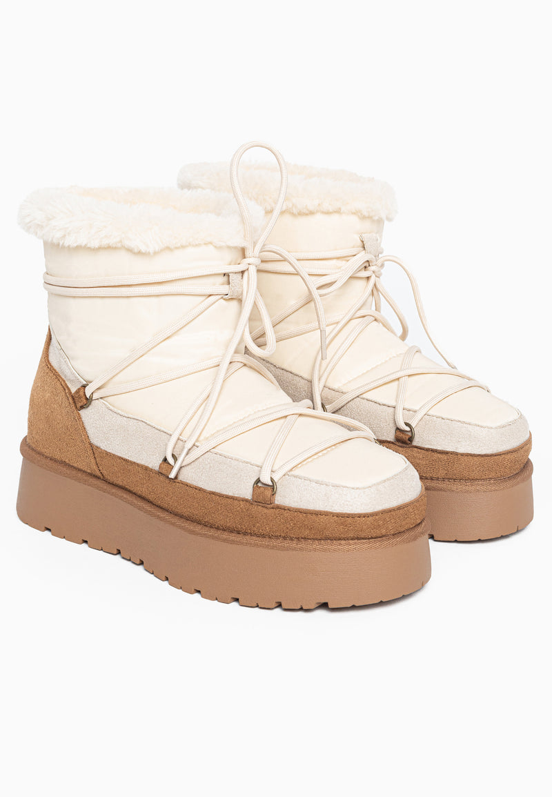 Bottines fourrées Baikal camel en paire, vues de trois-quarts, laçage crème croisé
