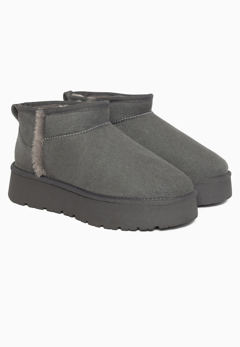 Paire de bottines fourrées Brizz anthracite de trois-quarts, bande de fausse fourrure au côté