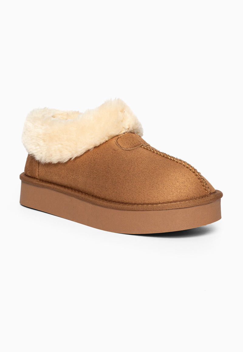 Bottine fourrée Bloom camel de trois-quarts, col crème replié sur toute la tige