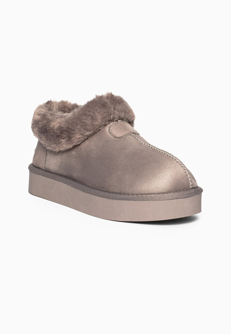 Trois-quarts avant de la Bloom gris clair, bottine fourrée au col taupe frisé