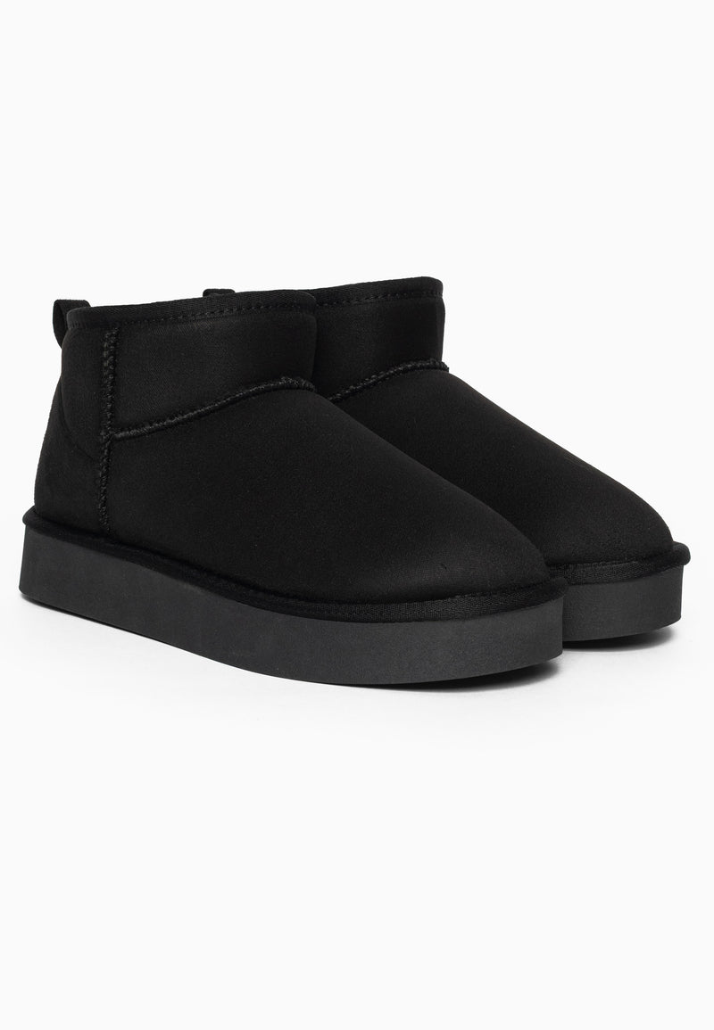 Paire de bottines fourrées Beryl noires vue de trois-quarts, tige basse et semelle mate