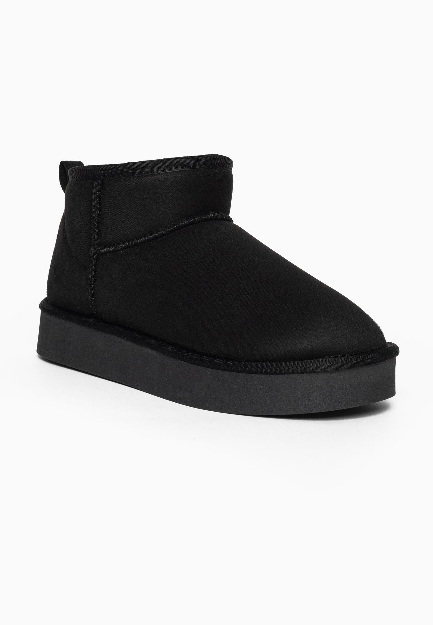 Bottine fourrée Beryl noire de trois-quarts, couture en V sur le quartier noir
