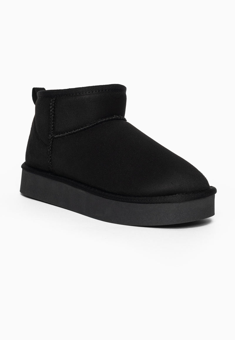 Bottine fourrée Beryl noire de trois-quarts, couture en V sur le quartier noir