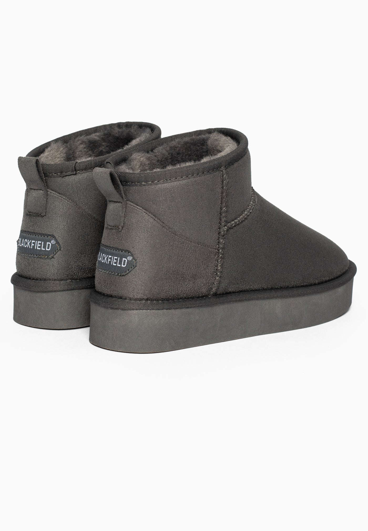 Paire de bottines fourrées Beryl anthracite vue de dos, étiquettes Blackfield bleutées