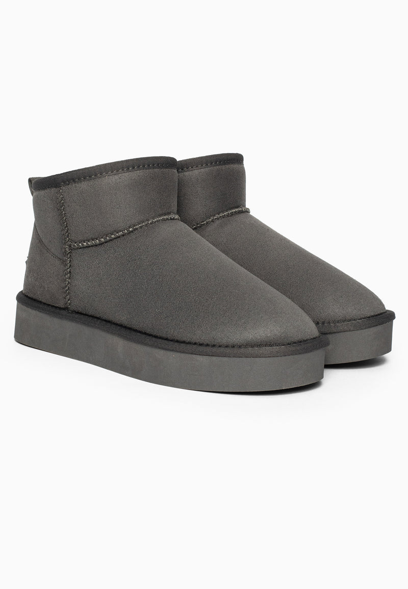 Deux bottines fourrées Beryl anthracite posées de trois-quarts, couture en biais au quartier