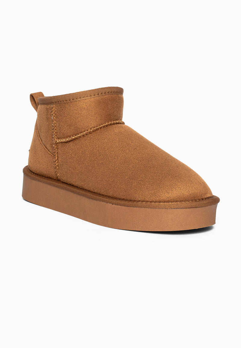 Bottine fourrée Beryl camel de trois-quarts, couture en V sur le quartier camel
