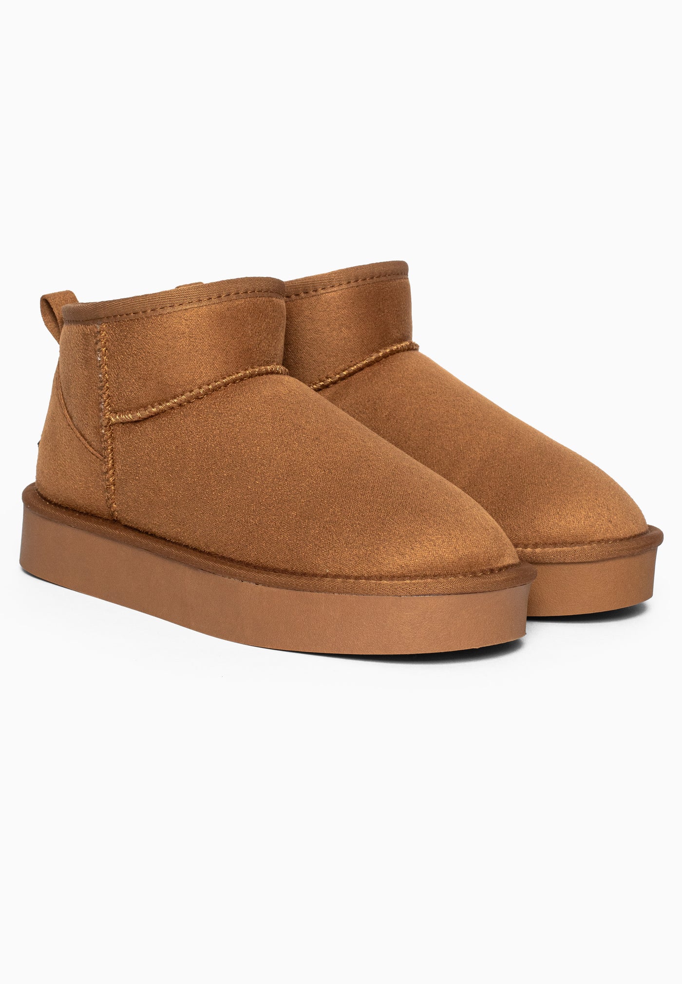Deux bottines fourrées Beryl camel côte à côte, vue de trois-quarts, tige très courte