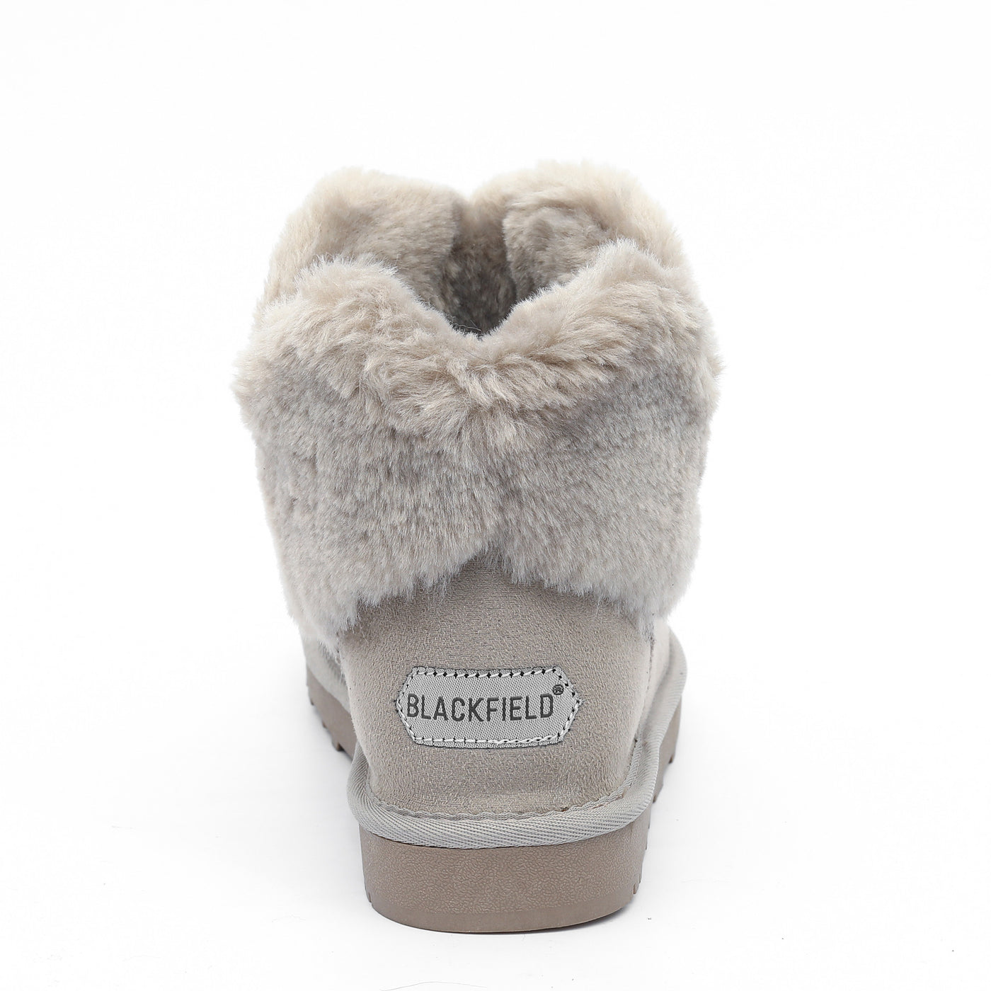 Bottine fourrée Olivia gris clair vue de dos, étiquette Blackfield blanche cousue au talon