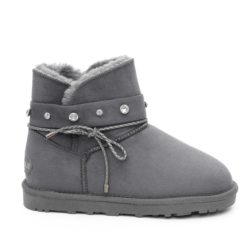 Botte fourrée enfant Sutton gris foncé de profil, lacet tressé noué et strass sur la tige
