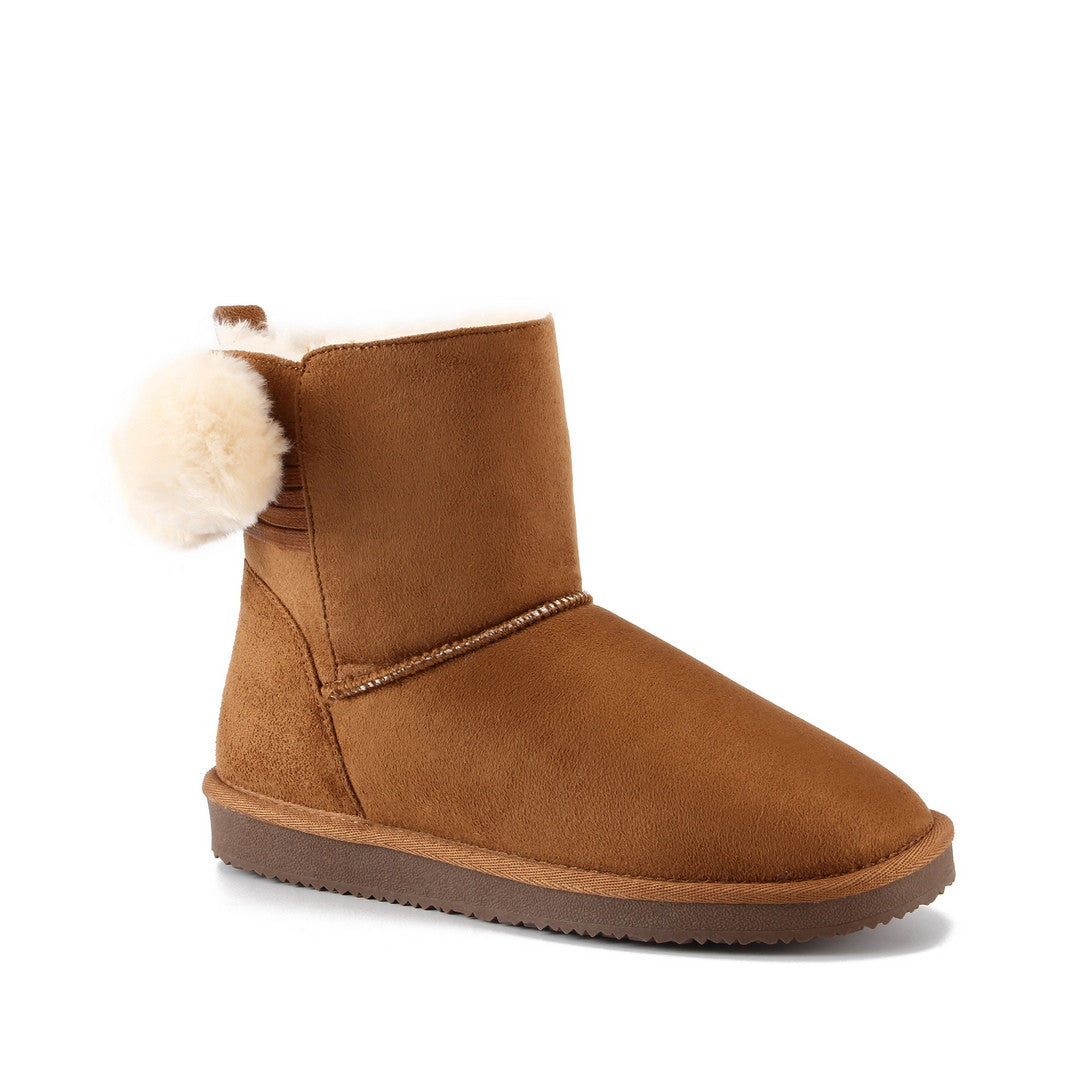 Bottine fourrée Winnipeg camel de profil, un pompon crème posé sur le talon