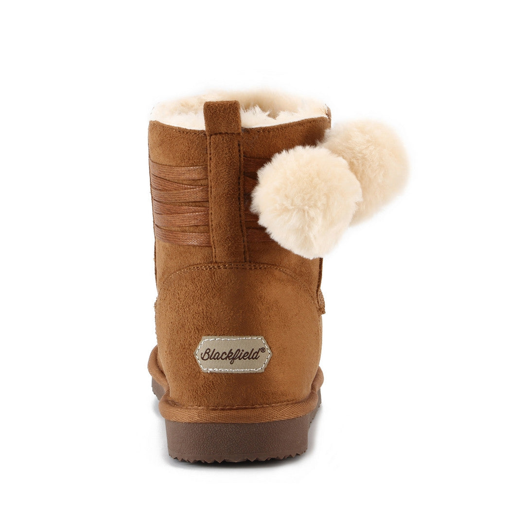 Bottine fourrée Winnipeg camel de dos, pompons crème et étiquette au talon