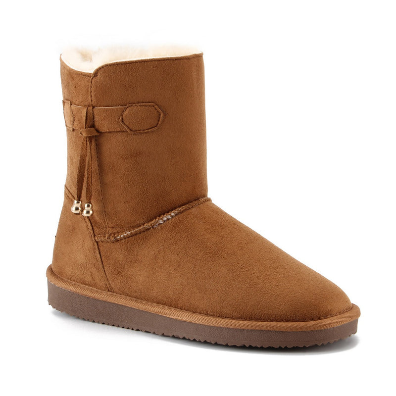 Bottine fourrée Opinaca camel de profil, cordon à embouts dorés le long de la tige
