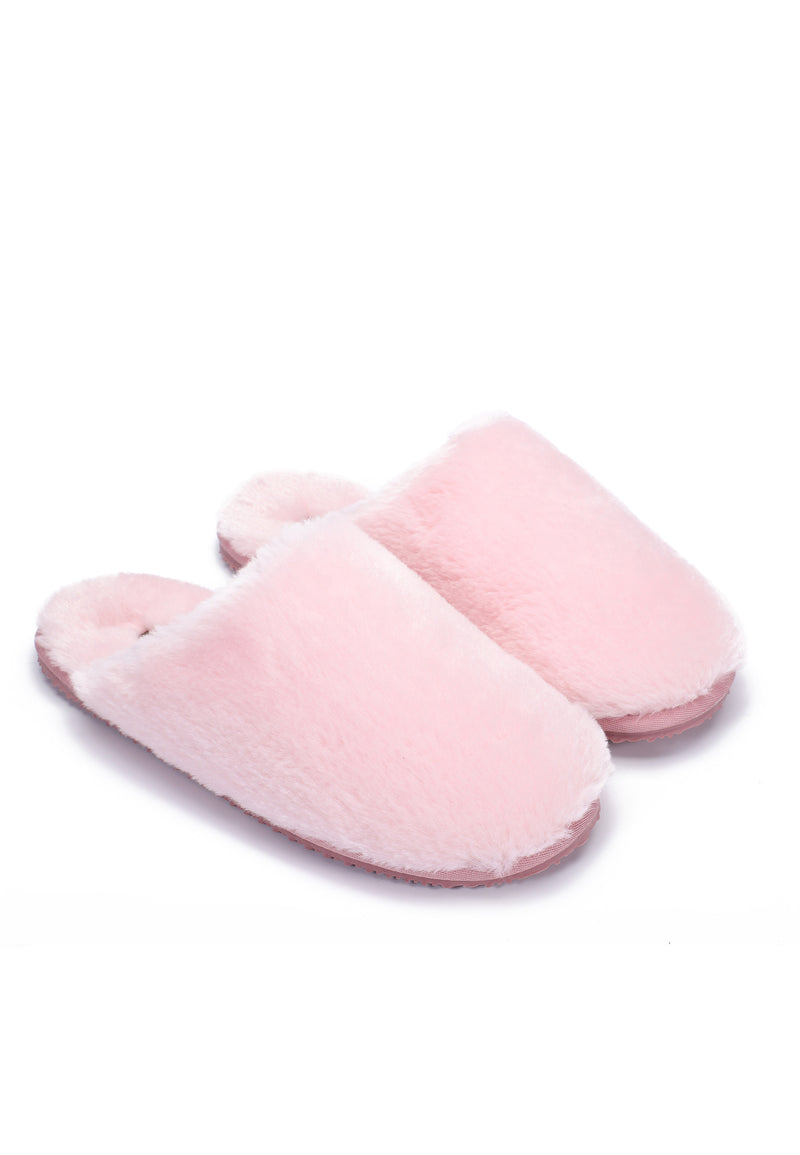 Paire de chaussons fourrés Fraya rose de trois-quarts, poil pâle et semelle assortie