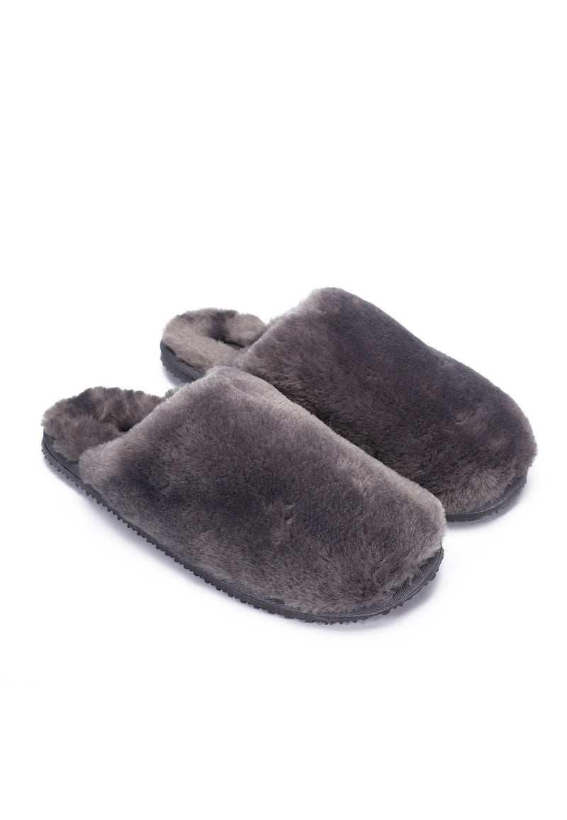 Paire de chaussons fourrés Fraya gris foncé de trois-quarts, poil long et semelle sombre