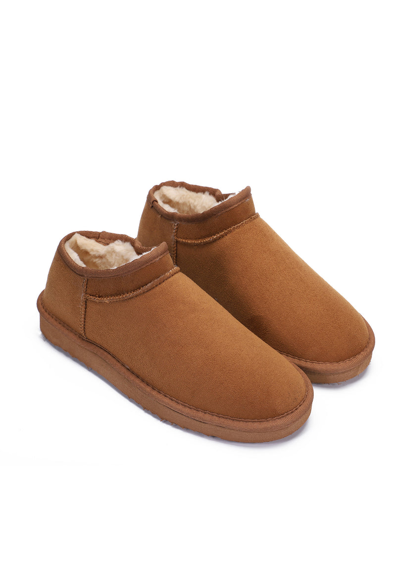 Deux bottines fourrées Mini Fiaza camel posées de trois-quarts, doublure crème visible au col