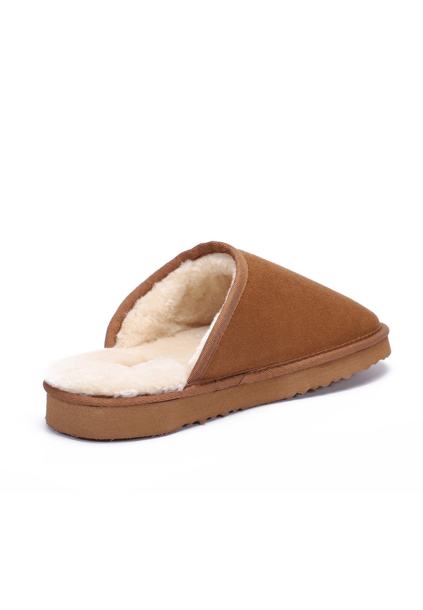 Chausson fourré Feven camel vu de dos, talon ouvert garni de fausse fourrure crème