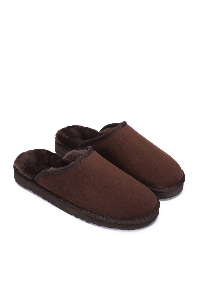 Chaussons fourrés Feven marron vus de trois-quarts, doublure brune à l’ouverture