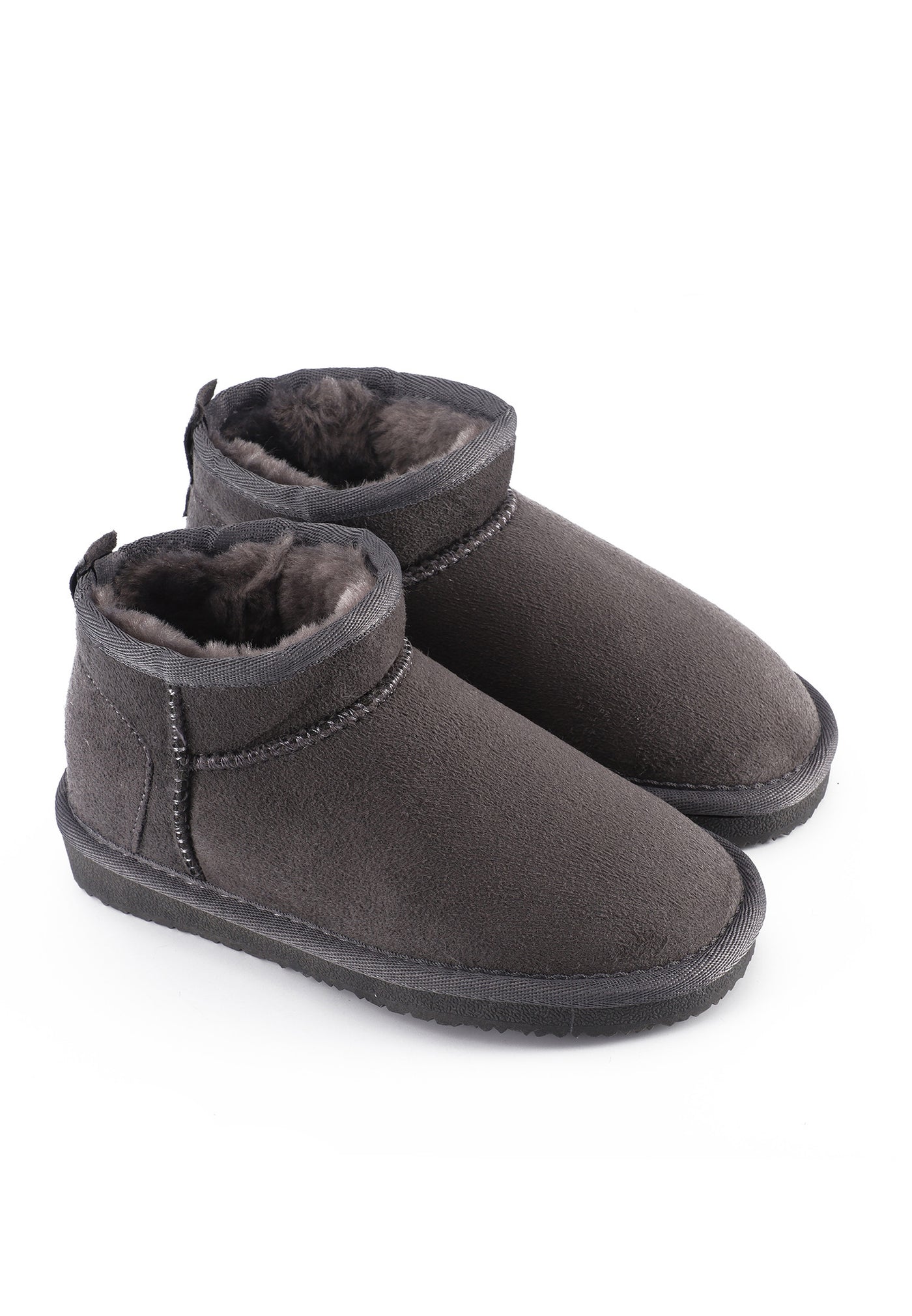 Bottines fourrées Mikela gris foncé posées en paire, doublure grise à l'ouverture