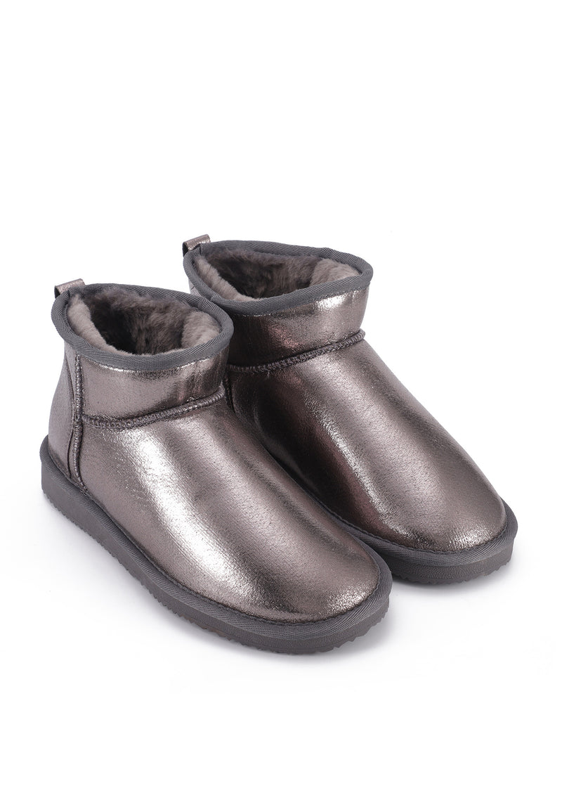 Paire de bottines fourrées Mini Milli gris métal de trois-quarts, éclat étain sur le pied