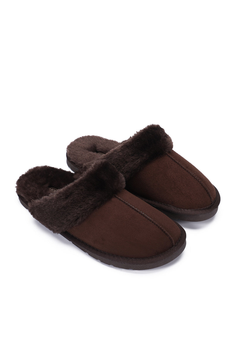 Paire de chaussons fourrés Emanuel marron de trois-quarts, cols de fausse fourrure